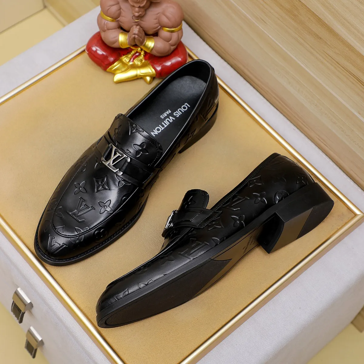 Men's Men's Shoes 💰420 💰[Louis Vuitton] LV high-end business formal leather shoes! ! Luxurious and elegant style, equal emphasis on practicality and style, professional focus on details and quality, counter original 1⃣️: 1⃣️ super accurate reproduction👍🏻! Material: The upper is made of imported original soft 🐂cowhide ➕imported first-layer sheepskin lining. Original anti-slip and wear-resistant outsole! Code number: 39--45, (38.46 custom-made) Large quantities in stock!